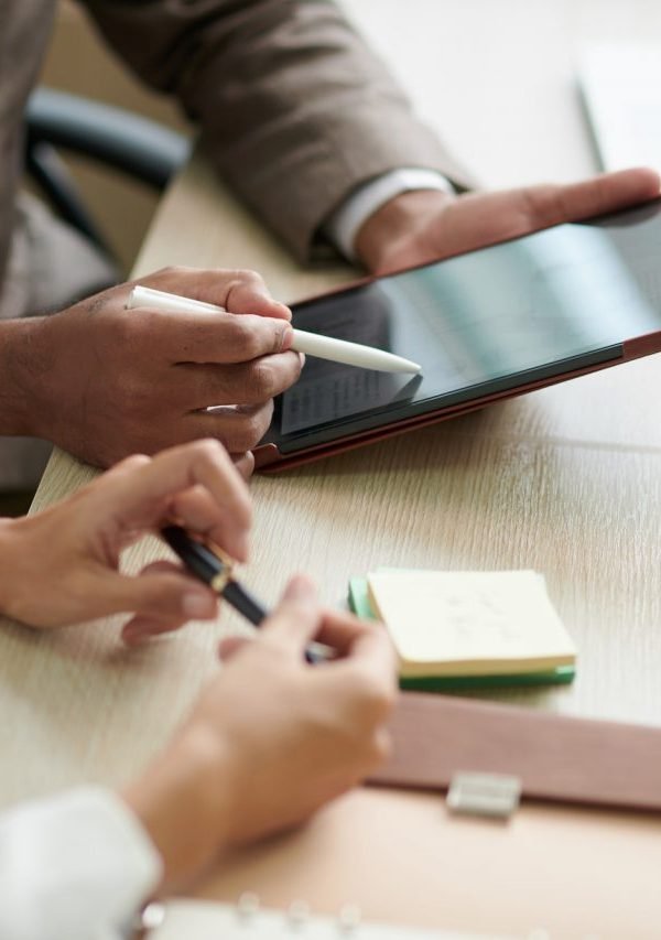 business-people-discussing-article.jpg